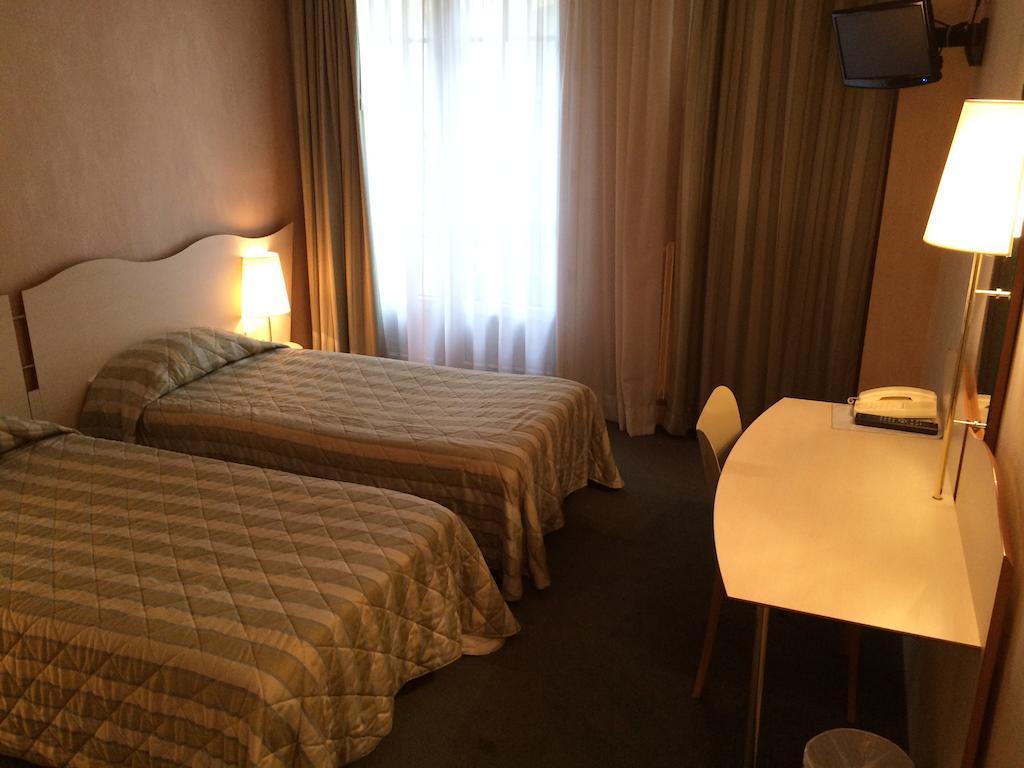 Hotel Eiffel Blomet Paris Bagian luar foto